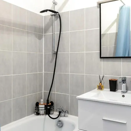 Le Petit Versailles - Face Gare - Wifi - Baignoire *