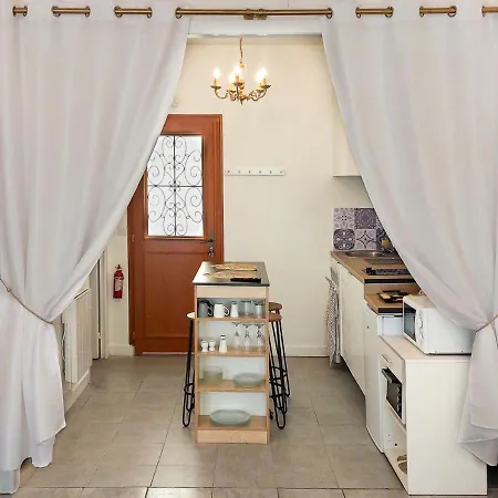 Le Petit Versailles - Face Gare - Wifi - Baignoire Sainte-Savine