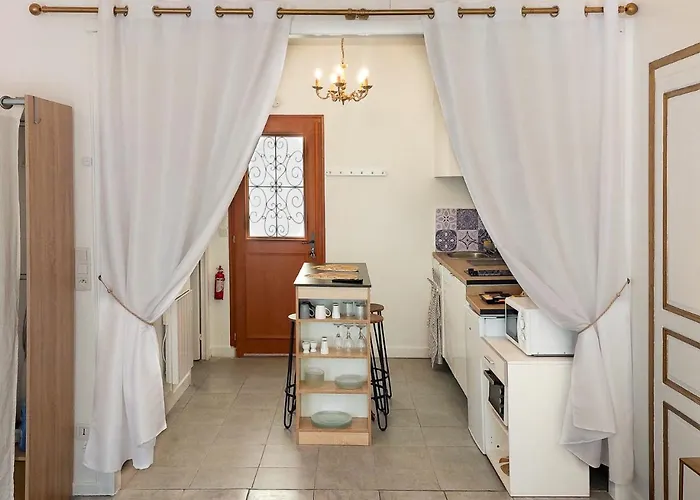 Le Petit Versailles - Face Gare - Wifi - Baignoire Sainte-Savine