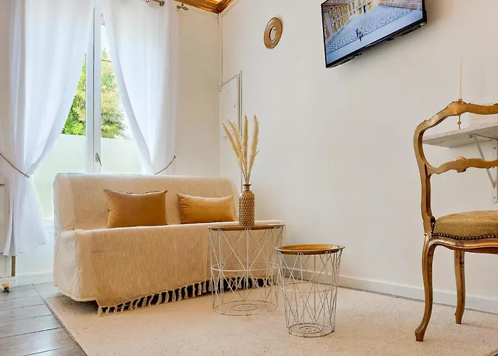 Le Petit Versailles - Face Gare - Wifi - Baignoire Appartement